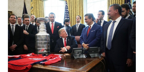 Hráč Washington Capitals poslal Trumpovi dres Hráč Washington Capitals poslal Trumpovi dres